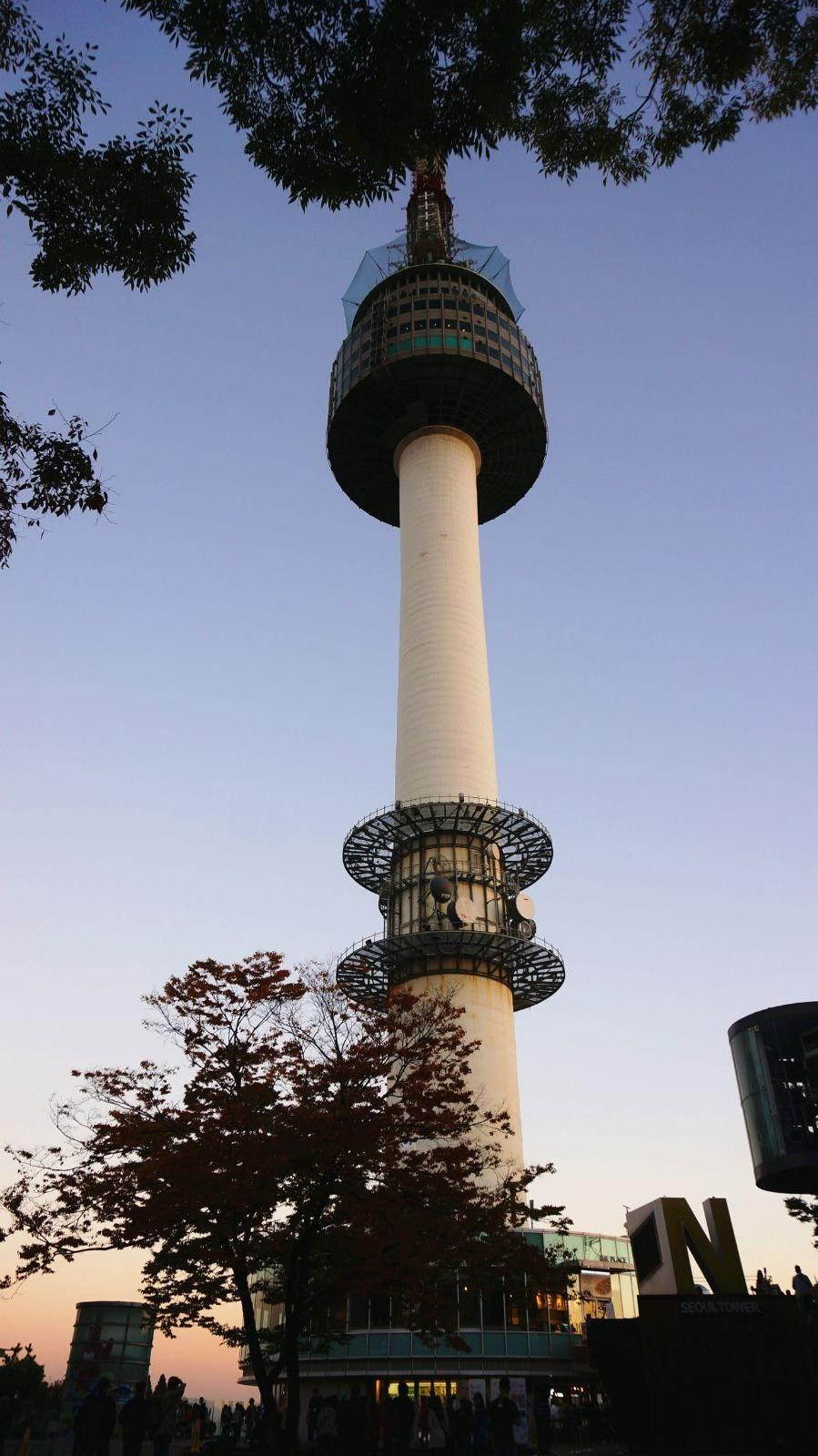 首爾塔是韓國標誌性的建築,需乘坐纜車(需排隊),除了觀塔,同心鎖也是