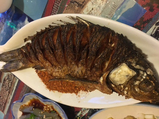 纳西烤鱼,太好吃了,连刺都不想放过