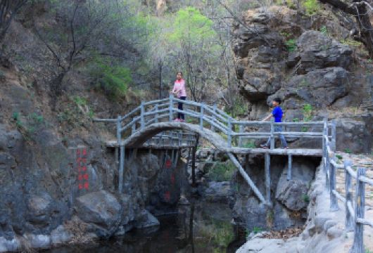 北京神泉峡风景区包车一日游【赏秋.清幽意境.五环内上门接送】【北京神泉峡峰峦叠翠，碧水潺潺，奇石幽潭相映成趣，四季风光如诗如画，是京郊寻幽探胜之地！】