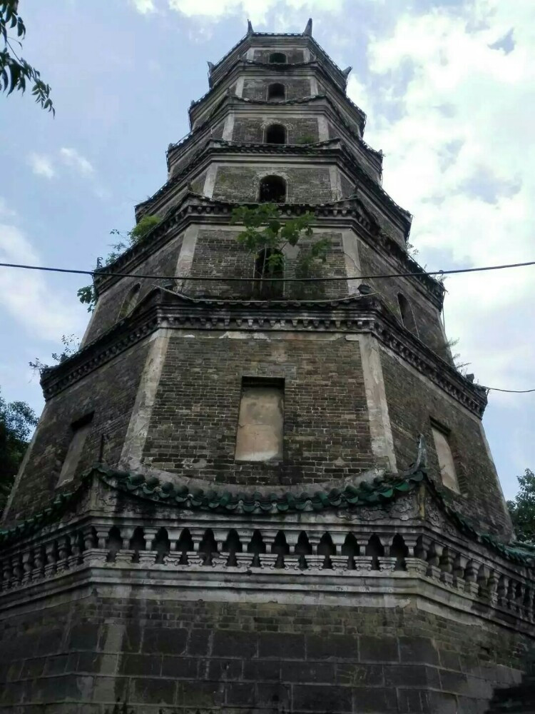 東塔,始建於清道光年間. 其實在雙清公園,資江橋上,北塔處都可望見的.