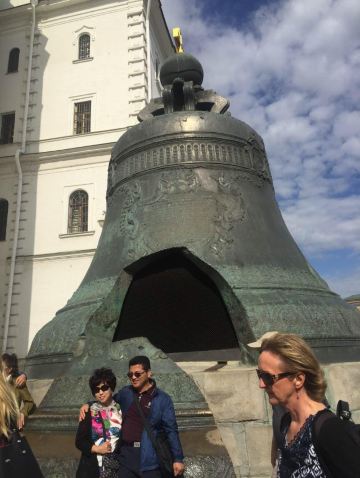 俄国钟王是指伊凡大帝钟楼,坐落于俄罗斯首都莫斯科的克里姆林宫,它的