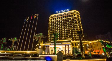 洪湖国际大酒店1晚+双人悦兮半岛温泉门票+双人早餐【养生汤】