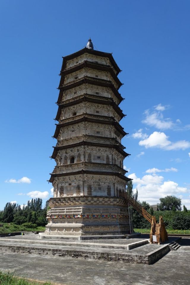 万部华严经塔(白塔)