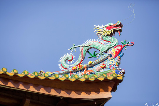 房檐上的龙仿佛随时就要腾空而起.