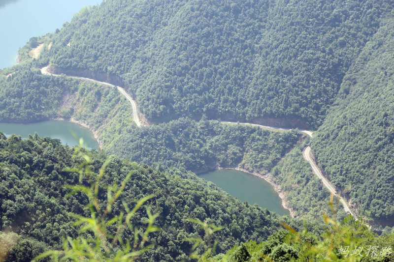 大转湾处有一姚岭观景点,此处为纵观盘山公路最佳摄影处 一条盘山公路