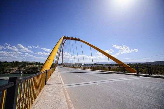 自冶州尖扎县境内 四人包了整条游船行进在松坝峡里,黄河水由混变清