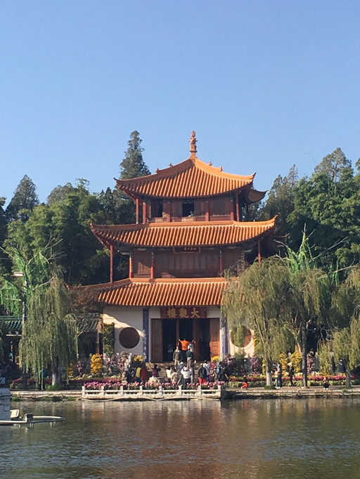 路汇处,高12米,宽18米,雕梁画栋精美绝伦,东坊临金马山而名为金马坊