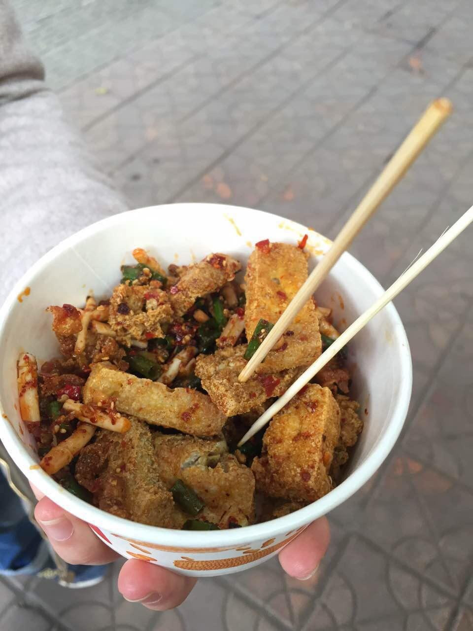 喜欢吃臭豆腐,这家皮脆里嫩,自然发霉,味道巴适,6元实惠～母女摆摊