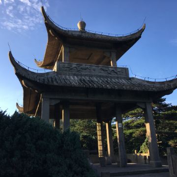 介绍说这是某一富商捐资十万建的石亭,这得多少人力才能背到黄山顶,再