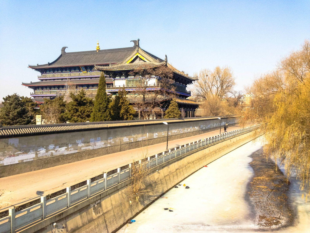 青年湖公園就在白塔公園旁邊,隔著一條護城河,裡面有許多兒童玩的器械