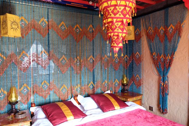 房间远眺布达拉宫,夜景更美.