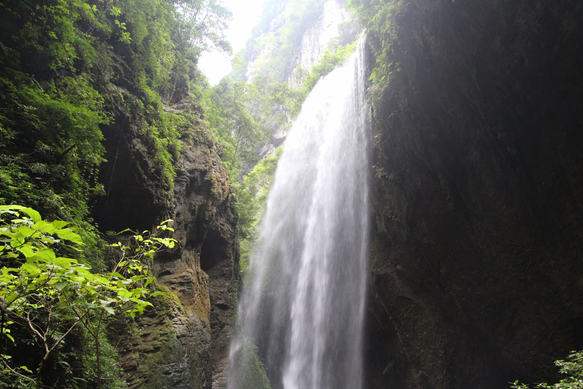 鸡飞岩瀑布群