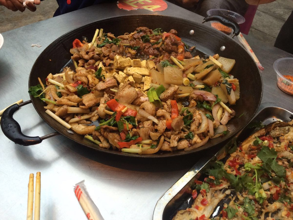 等了十多分钟后,一盘美味罗锅便端上来