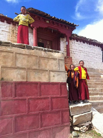 在四川稻城,当一位陌生的喇嘛给我端出一碗酥油茶之后