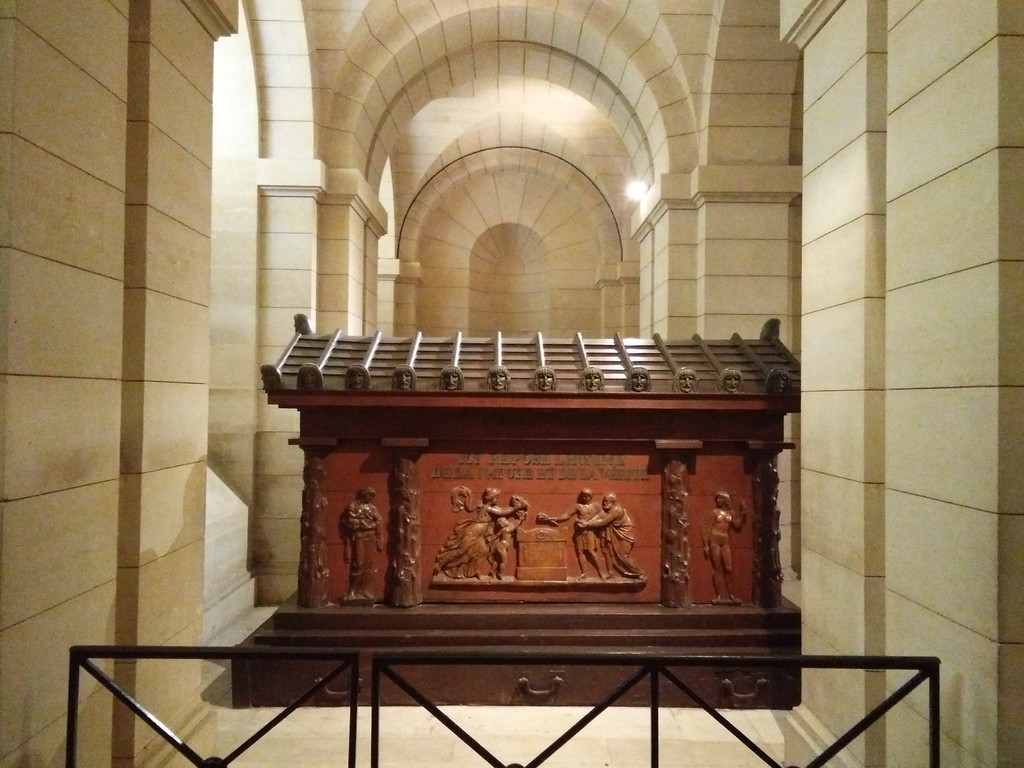 中安放着一对(也是唯一的一对)夫妻的灵柩,那就是法国著名的物理学家