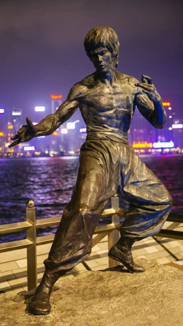 李小龙铜像