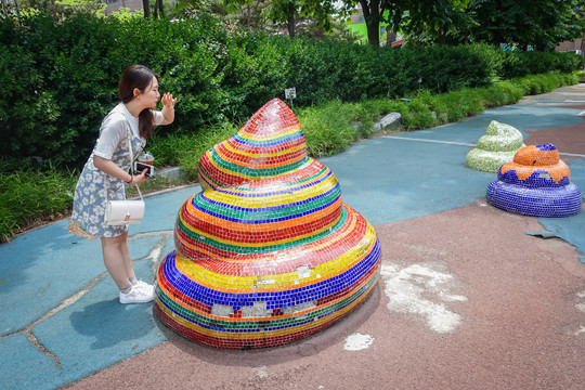 路边的便便雕塑