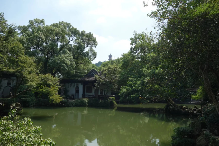 寄暢園又名鳳谷山莊 從錫惠公園出來,已經十一點多,孩子又累又餓,加上