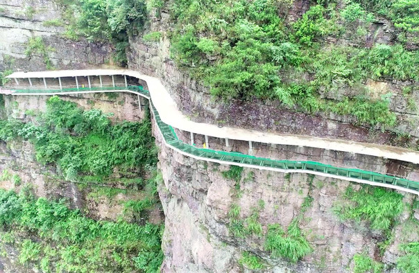 巴勒瑶族高山玻璃栈道