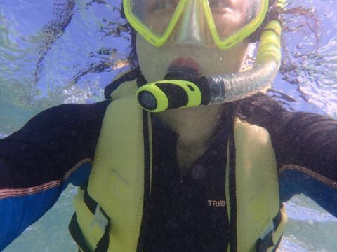 水下自拍一张,咬着呼吸管脸都变形了