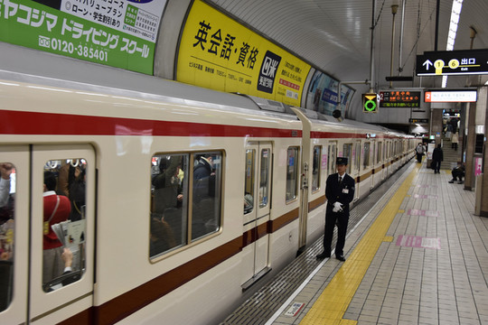 从酒店出去5分钟,地铁大国町路上,看到一个没人的神社 ▼公园内的小