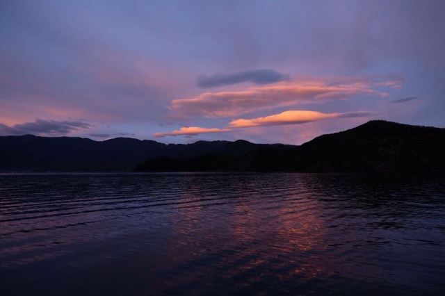 第三天,劃了個小船到瀘沽湖湖面上觀賞日出,雖然雲有點擋住了,但還是