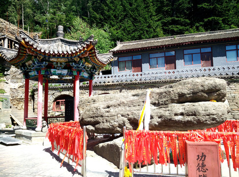 如今清凉寺虽已破落,但那块清凉石还在五台山清凉寺里.