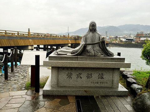 宇治桥边的紫式部像