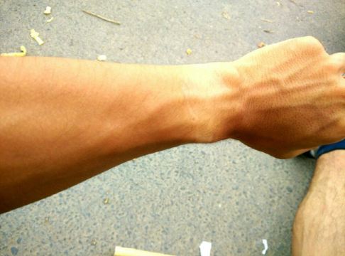 由于温度较高,太阳直射,体感大概32度,体液蒸发很快,需不断补充水分