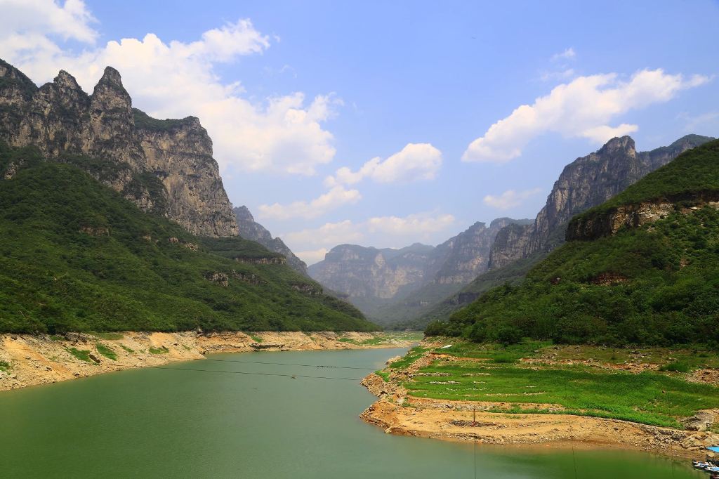 红石峡上游的水库因为干旱无雨水位很低