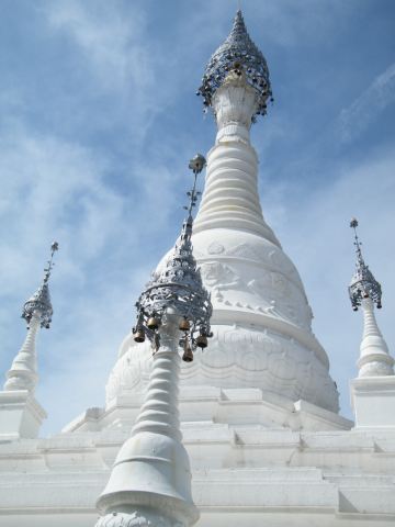 这座白塔据说是按1:0.