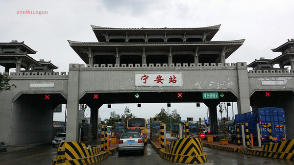 从牡丹江机场出来转上去往宁安的高速,20分钟就可以看到宁安古香古色