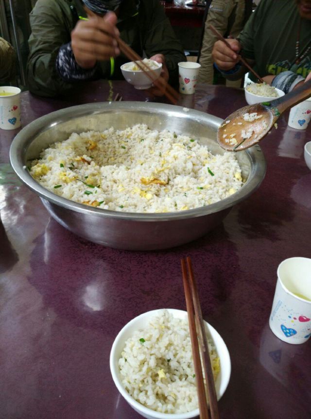 晚上吃大盆饭,能吃饱,赞.