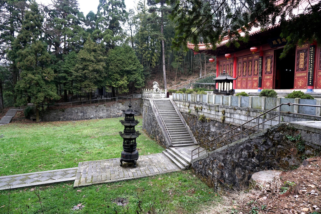 從蘆林橋旁一個很不明顯的岔道下去,沿途可遊覽到黃龍寺,三寶樹,黃