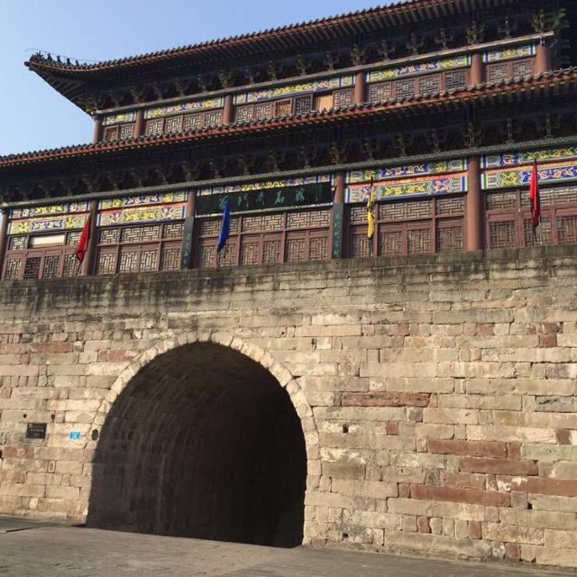 这个城门是从老城墙上拆下来的石头,又一块块重新在此垒起来的!