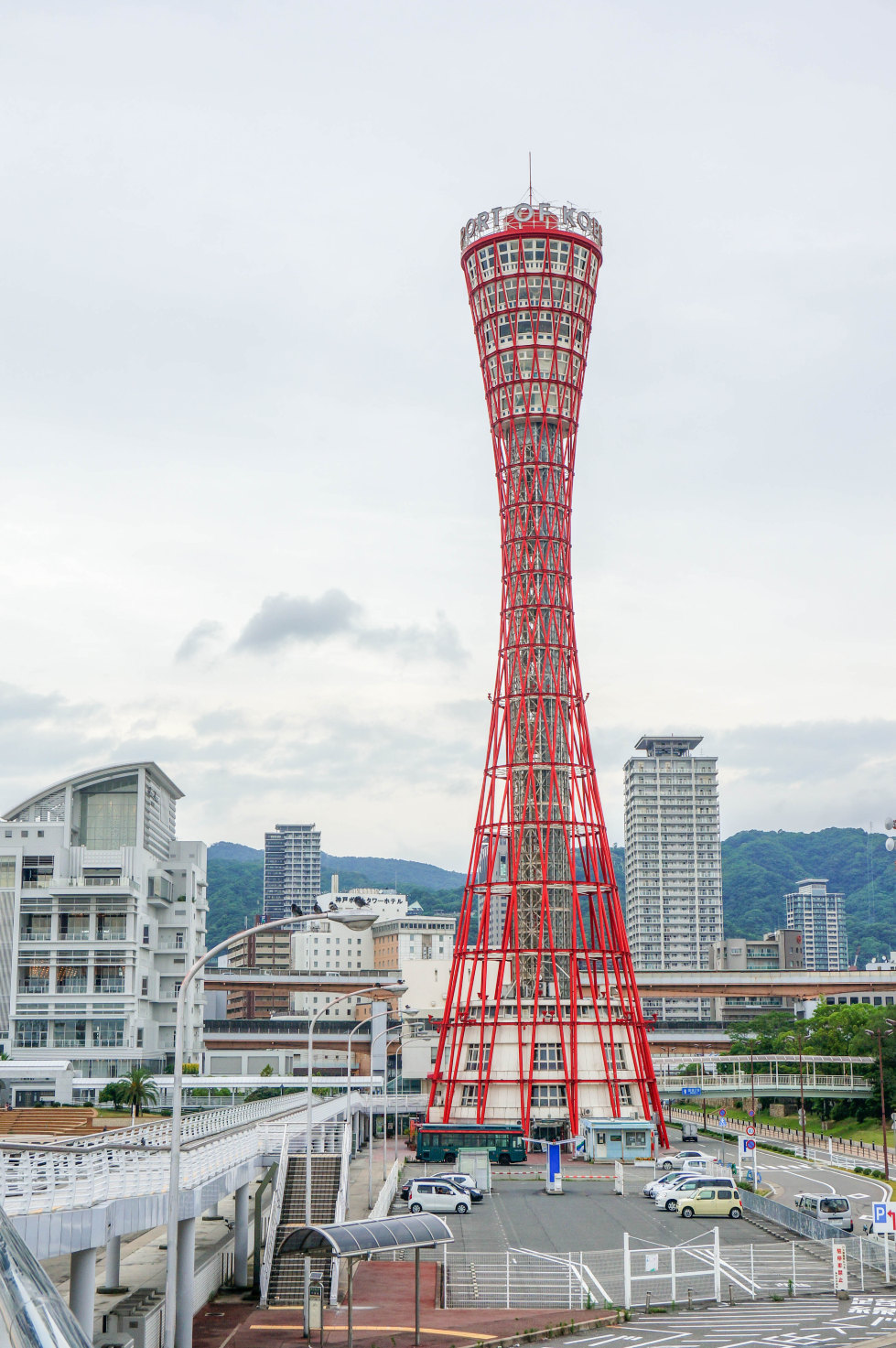 红色的神户塔鲜艳耀眼,不过因为实在太穷,我们并没有上去. 神户港