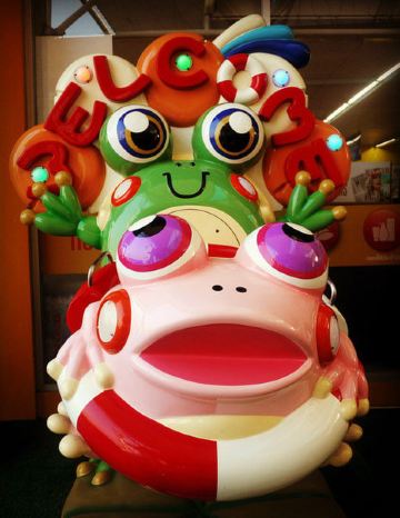 差不多4米高的诡异娃娃吓到了,一点都不可爱,让楼主想起鬼娃娃花子