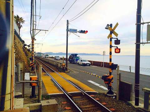 大家屏气凝神 镰仓高校前站