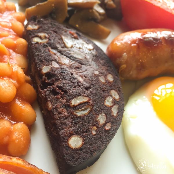 这个blood pudding就是英式早餐的传统食物,已经很少地方供应了.