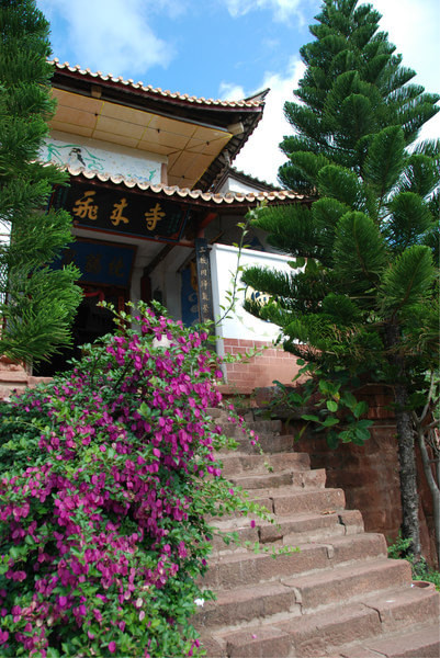 早餐在丁家小食解决,米线,馄饨均3元/人,之后游飞来寺,观黑井全貌.