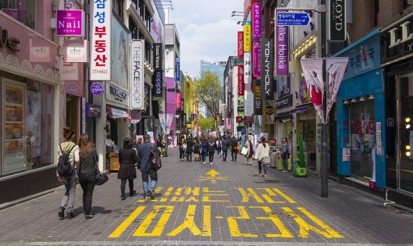 <p>首尔明洞是韩国代表性的集吃喝娱乐于一体的商业街区，聚集了乐天百货、新世界百货等多家韩国知名的大型百货公司，还有各种风味的餐馆及娱乐场所，同时银行和证券公司也云集于此，可以说明洞是游客必到的首要景点。</p><p>一般来说，明洞最热闹的大街是指从地铁4号线明洞站到乙支路、乐天百货店总店之间约1公里长的街道。街道两边有各种各样的贩卖小商品、美食的小摊贩及品牌专卖店，在此可买到引导潮流的各种服装、鞋帽、饰物及化妆品等，价格要比国内便宜很多。店里的售货员很多都是中国人，沟通基本无障碍。</p><p>在明洞，除了购物，还有许多好吃的，不管是正式的餐馆还是路边摊，都可以满足你的味蕾。推荐人参鸡汤、炸鸡、章鱼烧和炒年糕。</p><p>如果有时间的话，白天还可以去明洞天主教堂、韩流影视场馆及韩国银行货币金融博物馆等附近的景点游览一下。晚上的话一定要去看一场韩国知名的表演秀《乱打秀》，体验一下韩国潮流文化。</p><p>此外，春秋两季这里还要各举行一次明洞节，以华丽的开幕式为始，举行明洞小姐选拔赛、民俗游戏、传统婚礼仪式、时装模特、化装表演等各种节目，如果是这个时间来游玩的一定不要错过。</p>