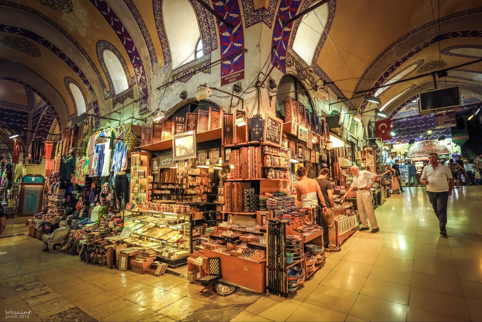 大巴扎grand bazaar  原意就是有顶棚的市场.