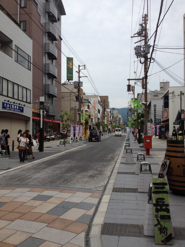 沿着这条路一直走,左手方就是兴福寺入口.可是我们去的时候已经关门.