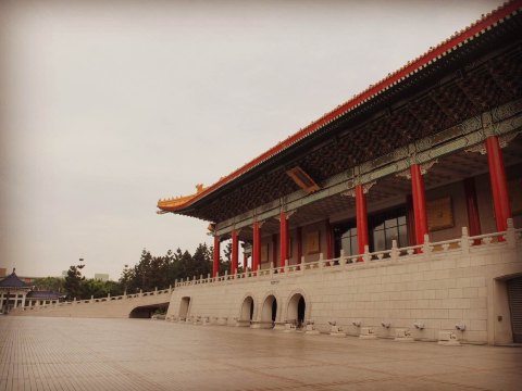 很气派的剧院,有很多人在上面排练. 台北国家两厅院