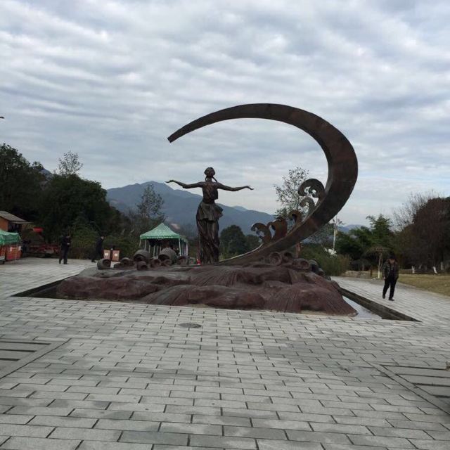 明月山的名片云姑,据说这是景区唯一一尊背迎游客的雕像