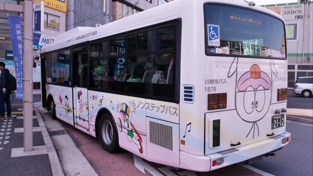 一出地铁就看到鬼太郎巴士! 藤子·f·不二雄博物馆