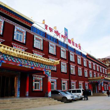 金碧辉煌的喇荣宾馆 色达喇荣五明佛学院