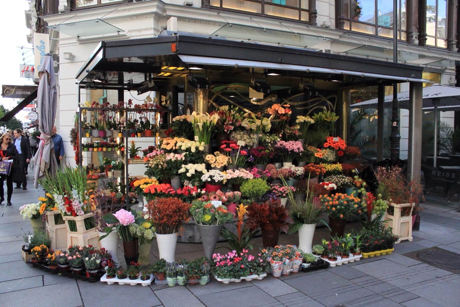 开在步行街显眼位置的花店,等着白马王子替他的公主买一束美美的花儿.