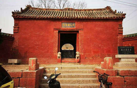 门上方横刻"泰山显灵宫"5字,落款"明万历肆拾贰年三月建".