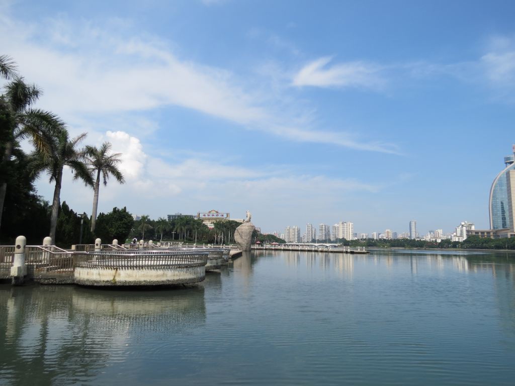 白鷺洲公園是廈門最大的全開放廣場公園,白鷺女神鵰塑立於園南遊艇